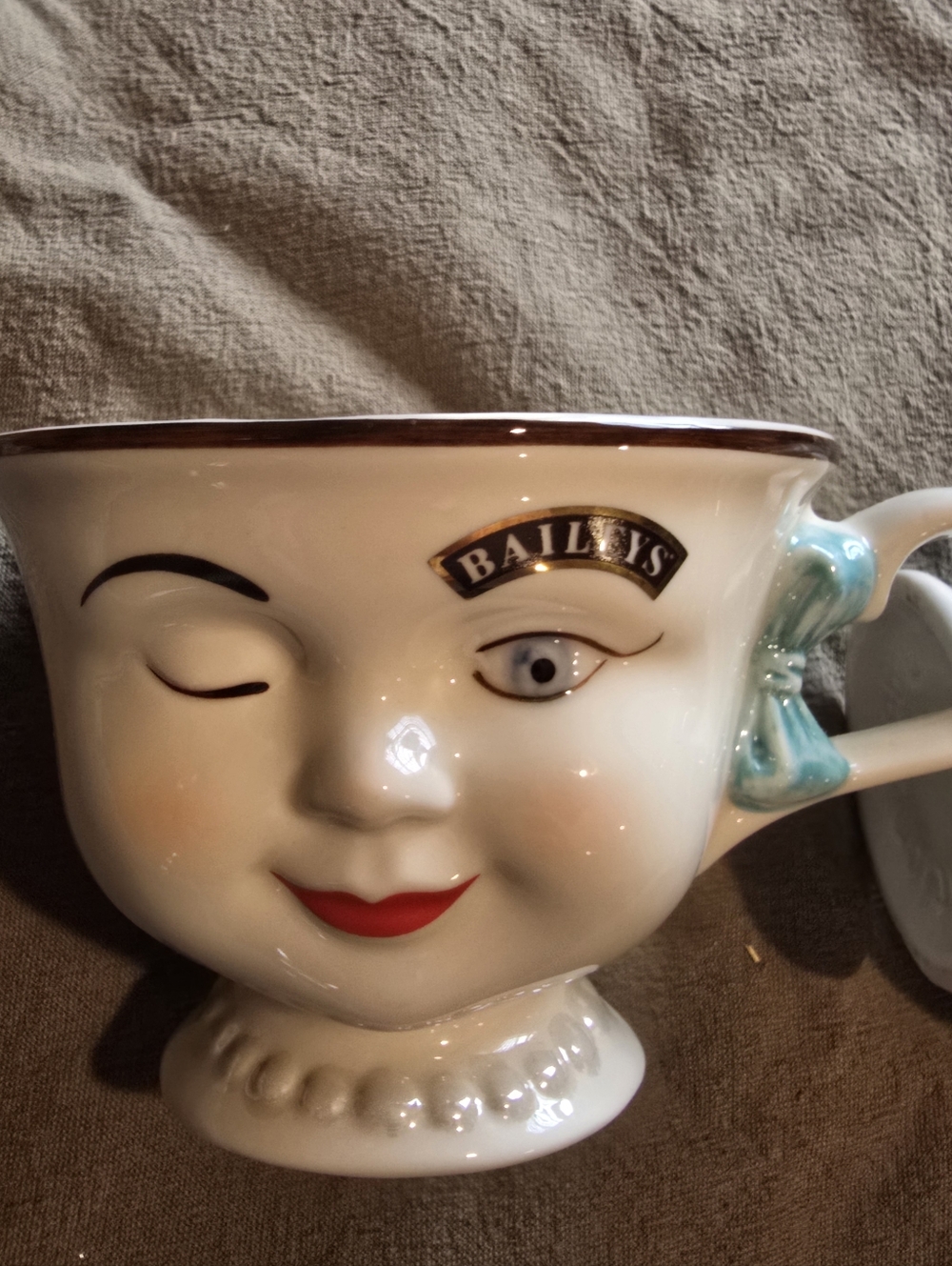 Set Of 4 Baileys Irish Creme Winking Mugs And Creamer - Picture 8 of 10